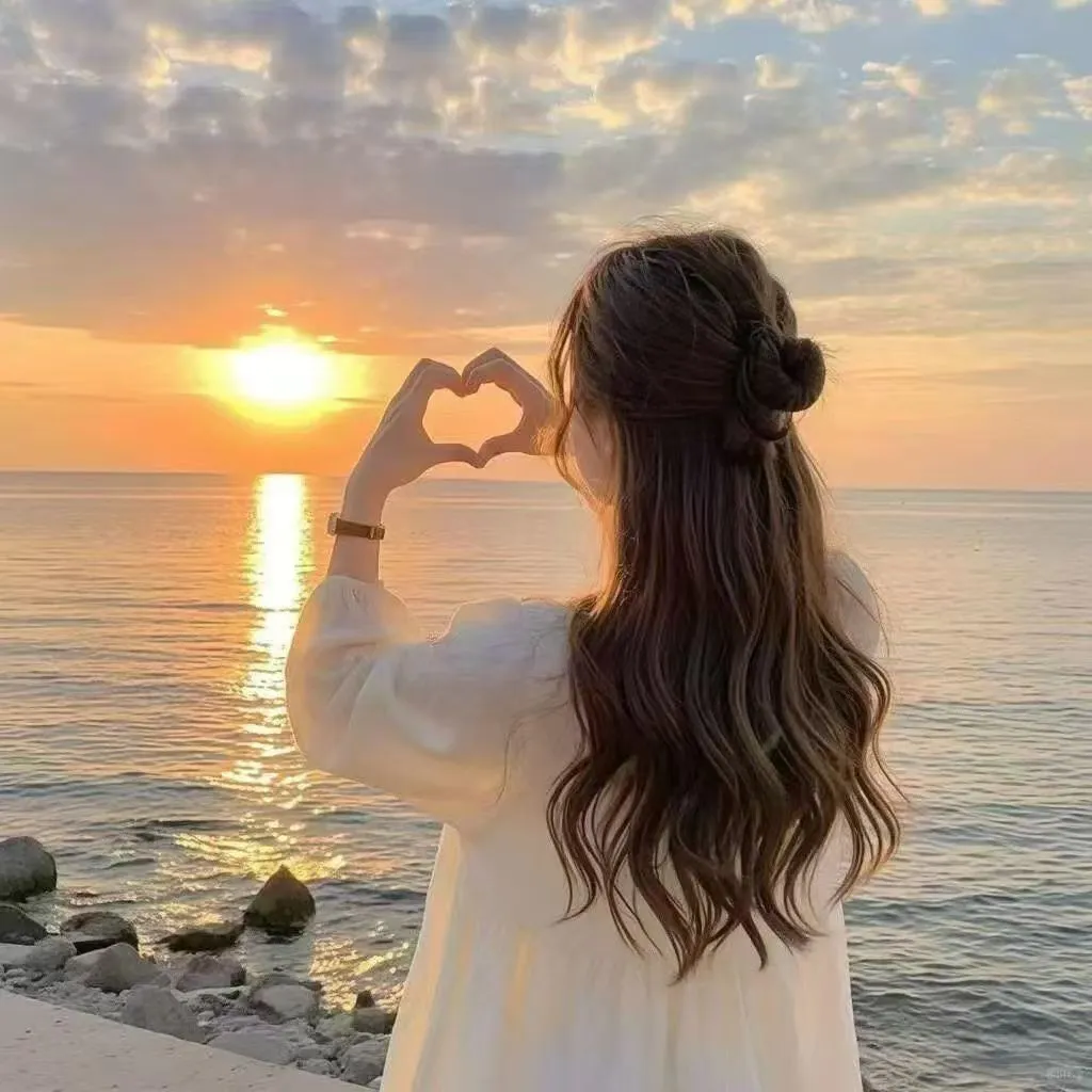 晚霞背影女头❤️余生请多海风和晚霞🌅