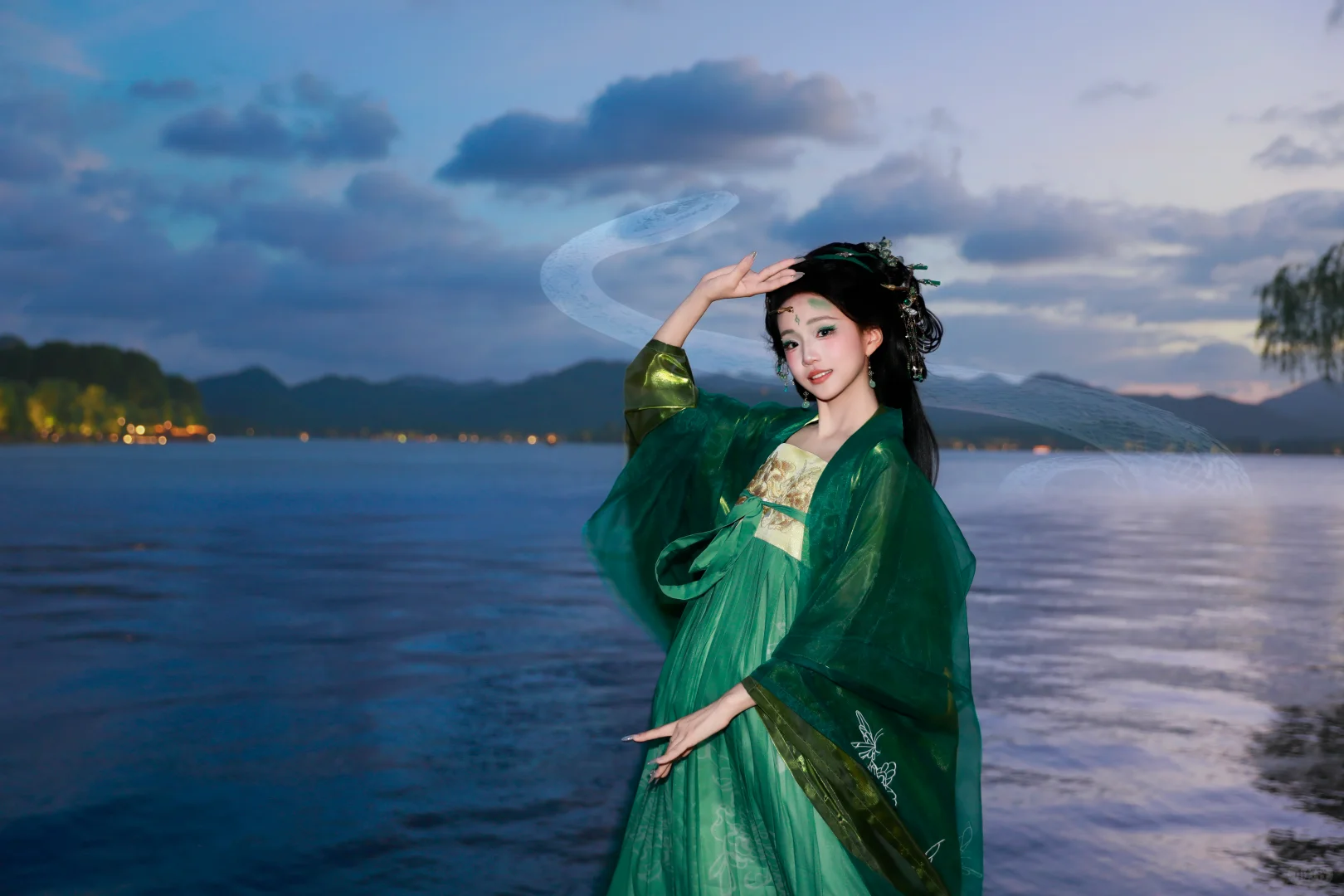这一袭绿 妖艳又明媚🐍