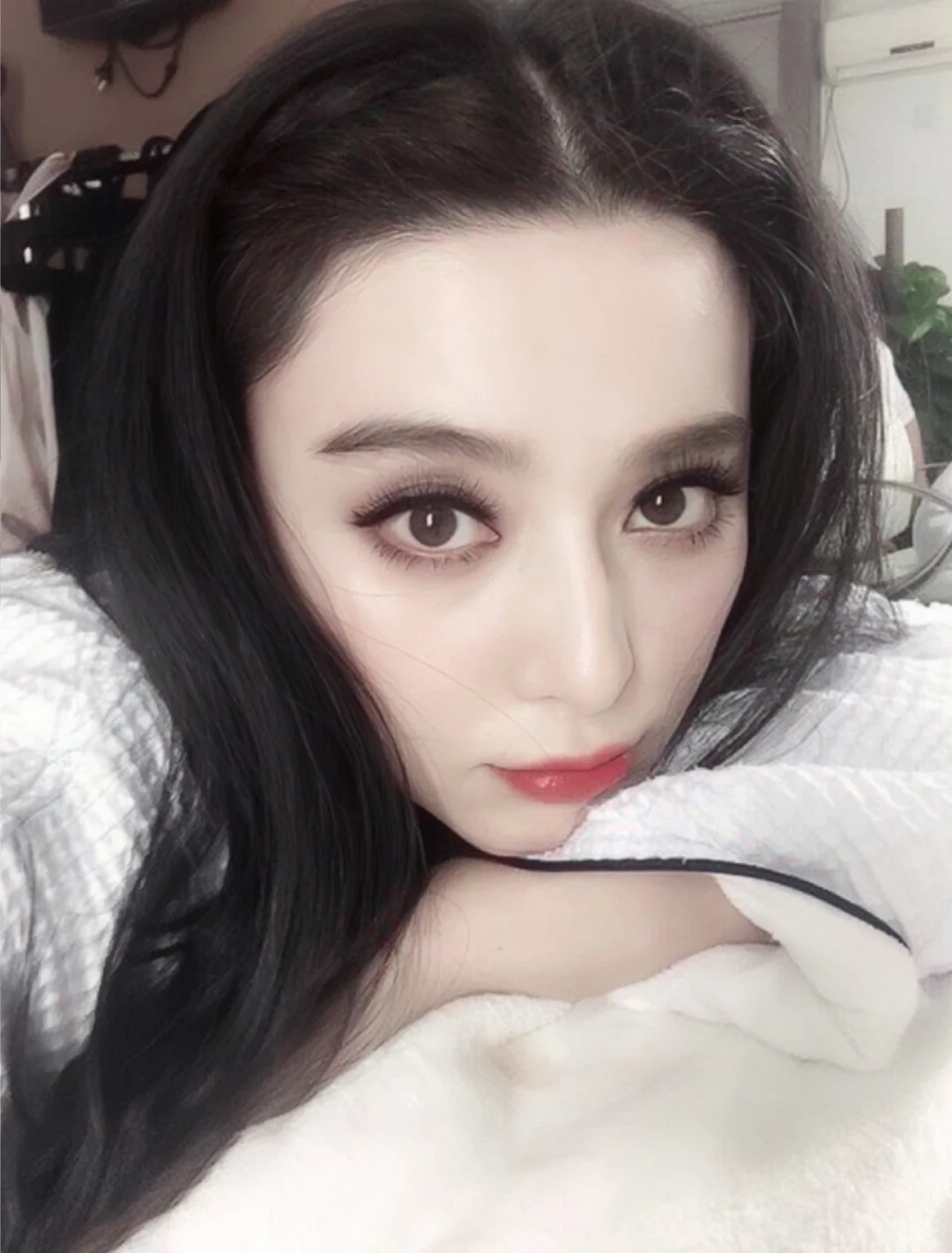这..蛇系美人！！冷艳 贵气 眼神勾丝..
