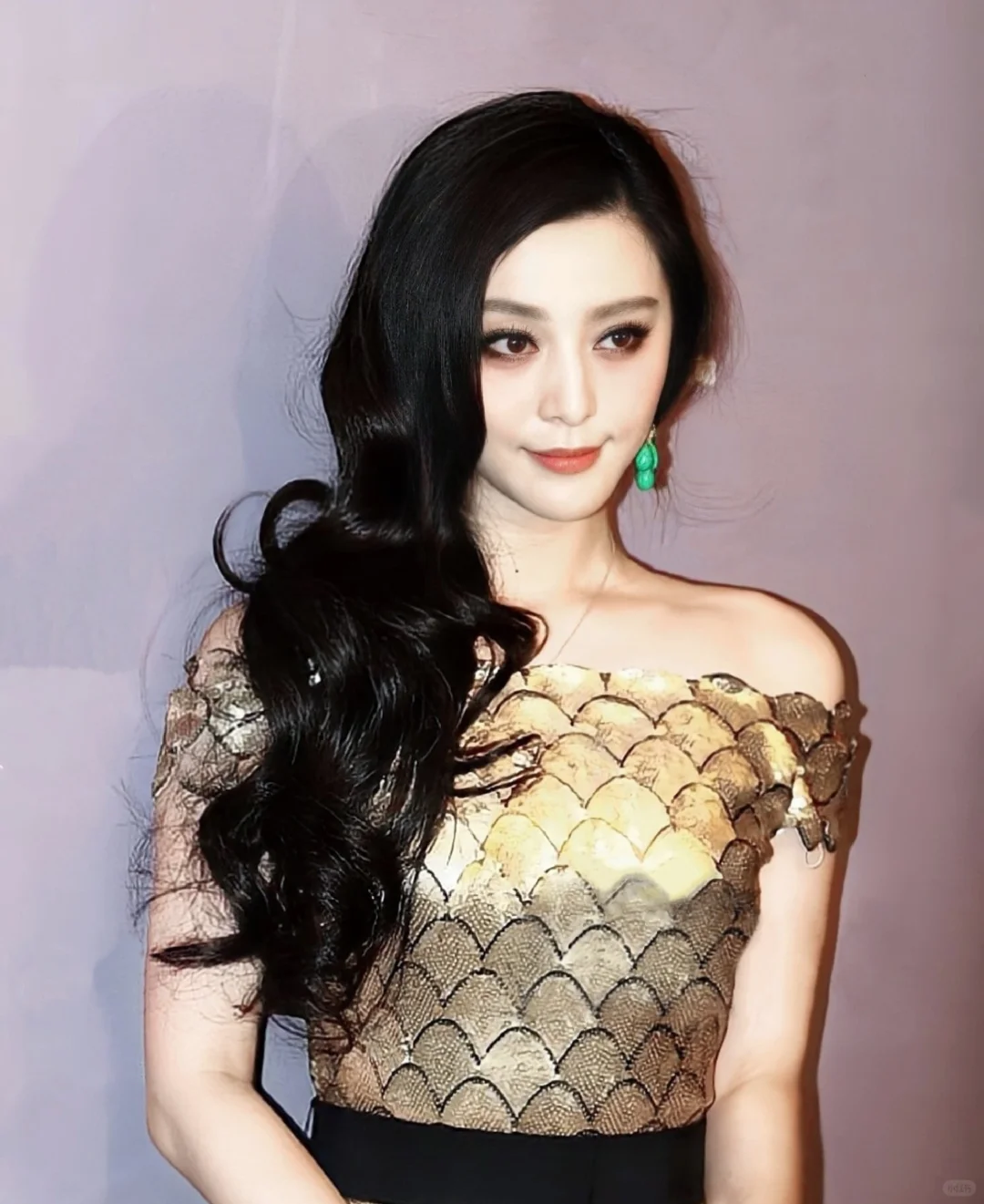 这..蛇系美人！！冷艳 贵气 眼神勾丝..