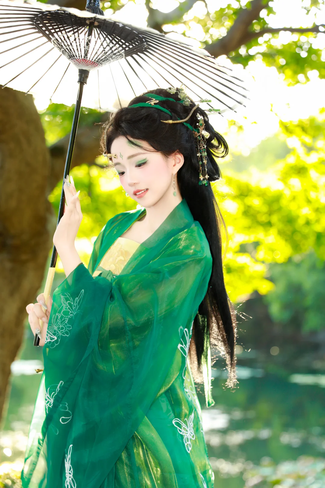这一袭绿 妖艳又明媚🐍