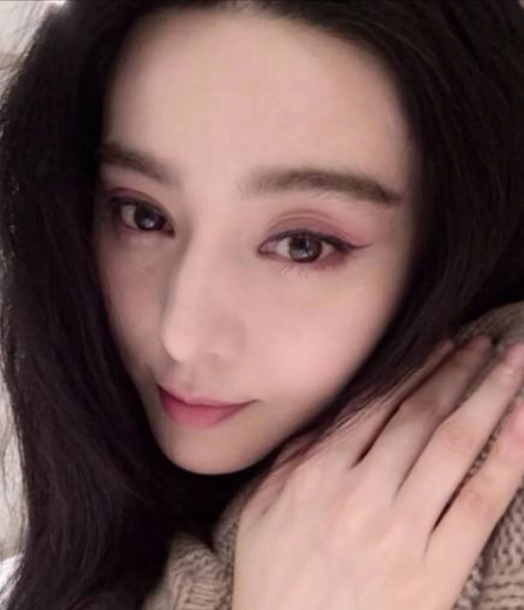 这..蛇系美人！！冷艳 贵气 眼神勾丝..