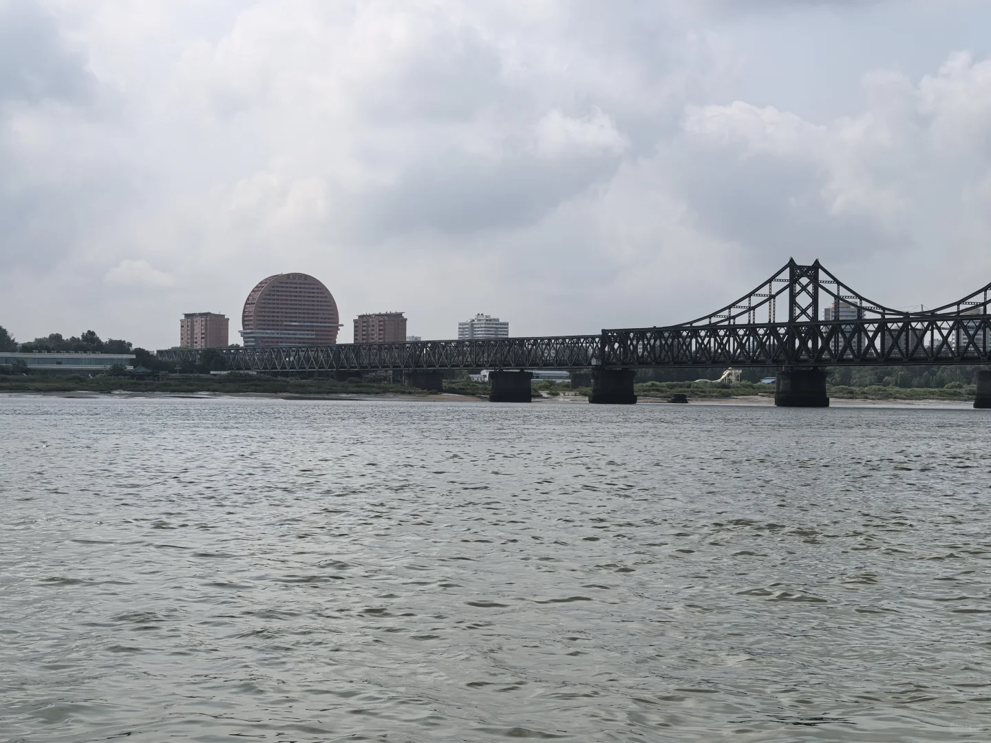 中朝边境的风景线：鸭绿江畔的现代化建筑
