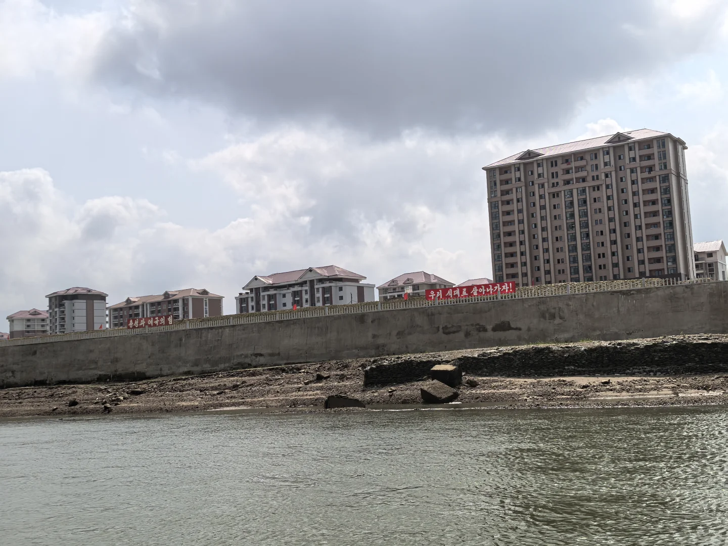 中朝边境的风景线：鸭绿江畔的现代化建筑