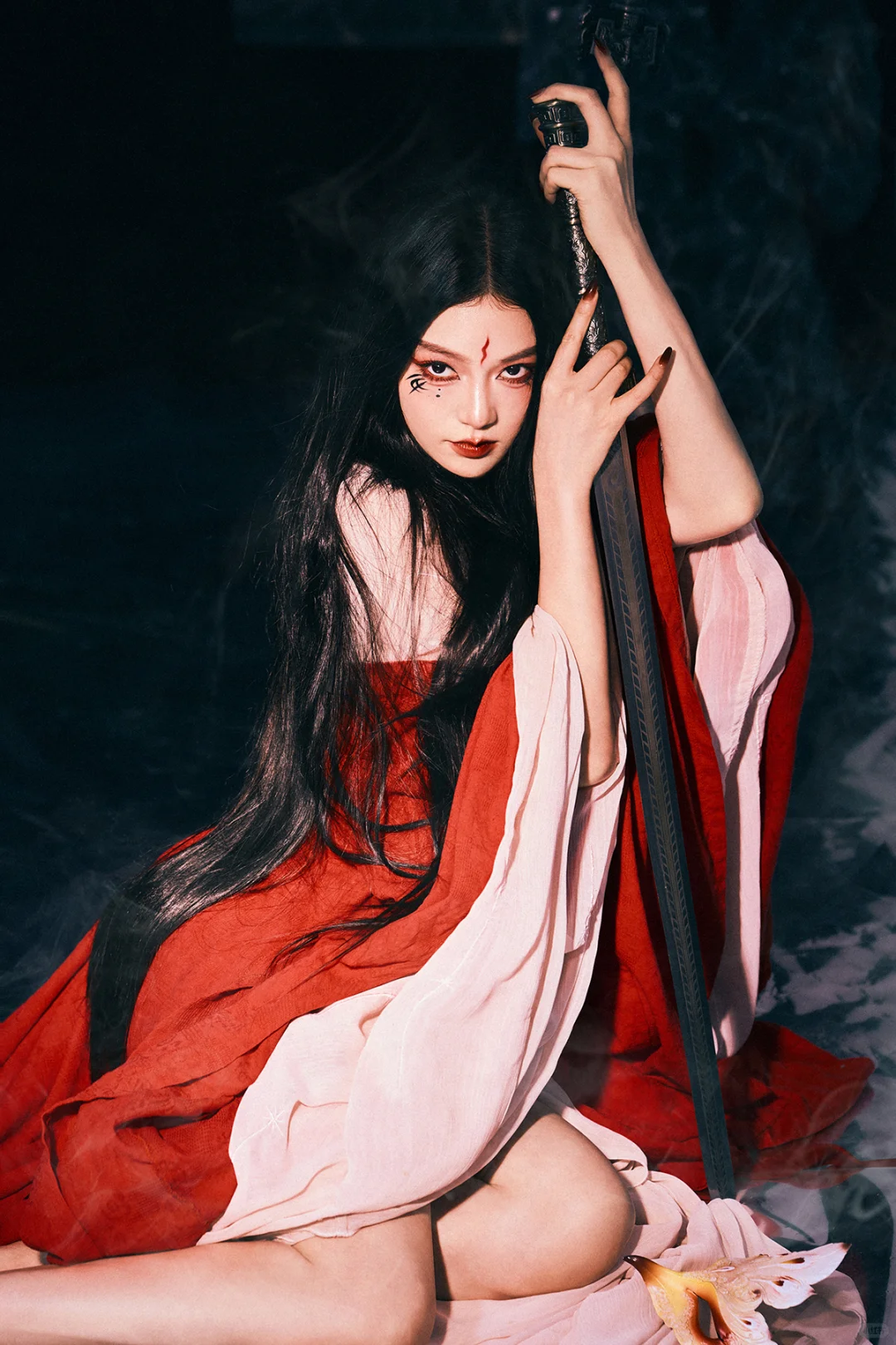 魅惑感红衣妲己写真🥀🥀果真美极了