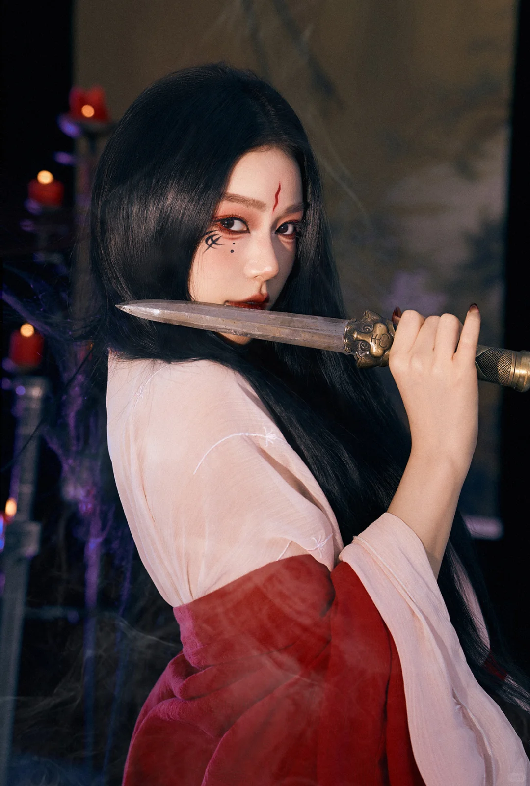 魅惑感红衣妲己写真🥀🥀果真美极了