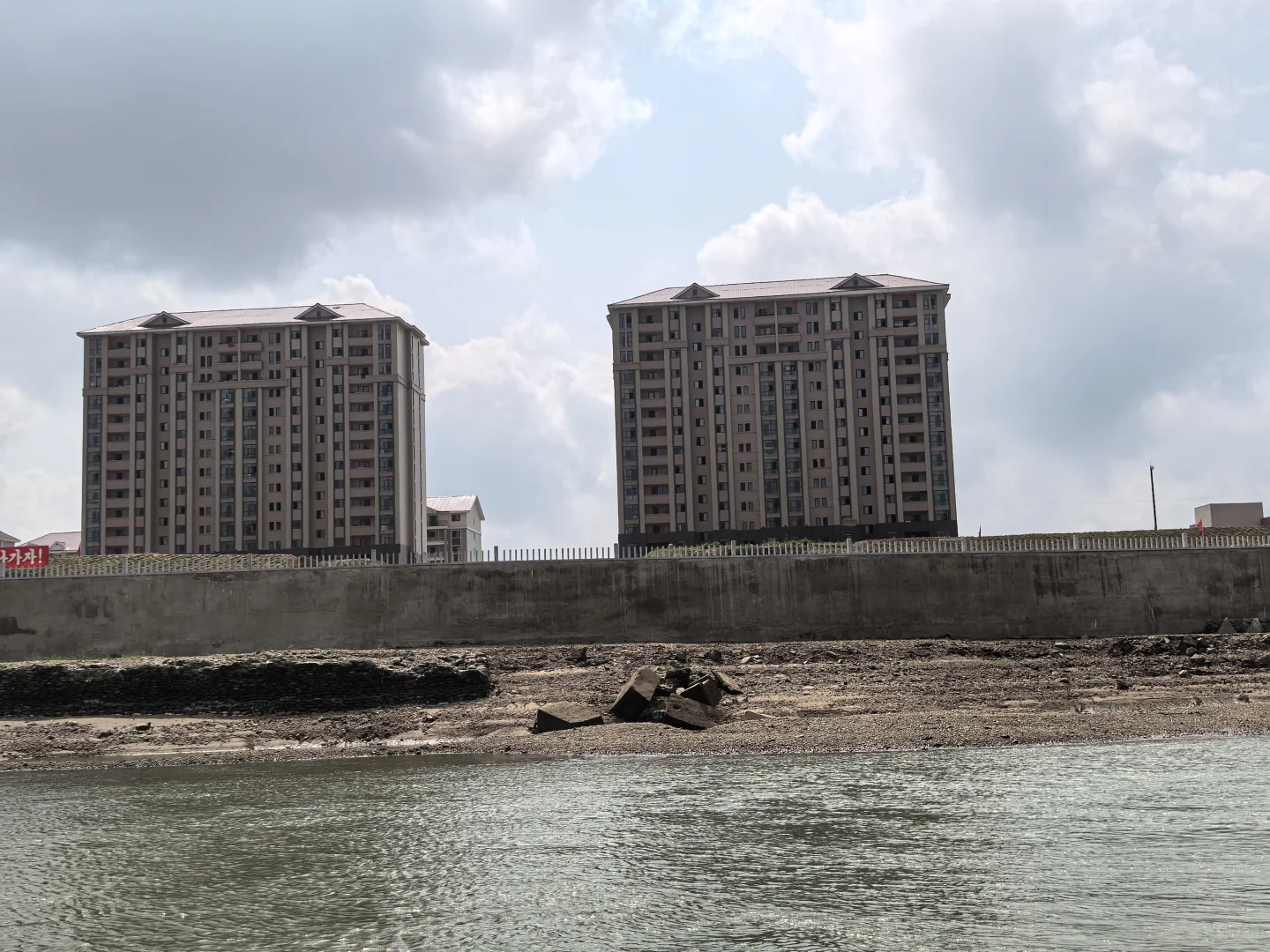 中朝边境的风景线：鸭绿江畔的现代化建筑