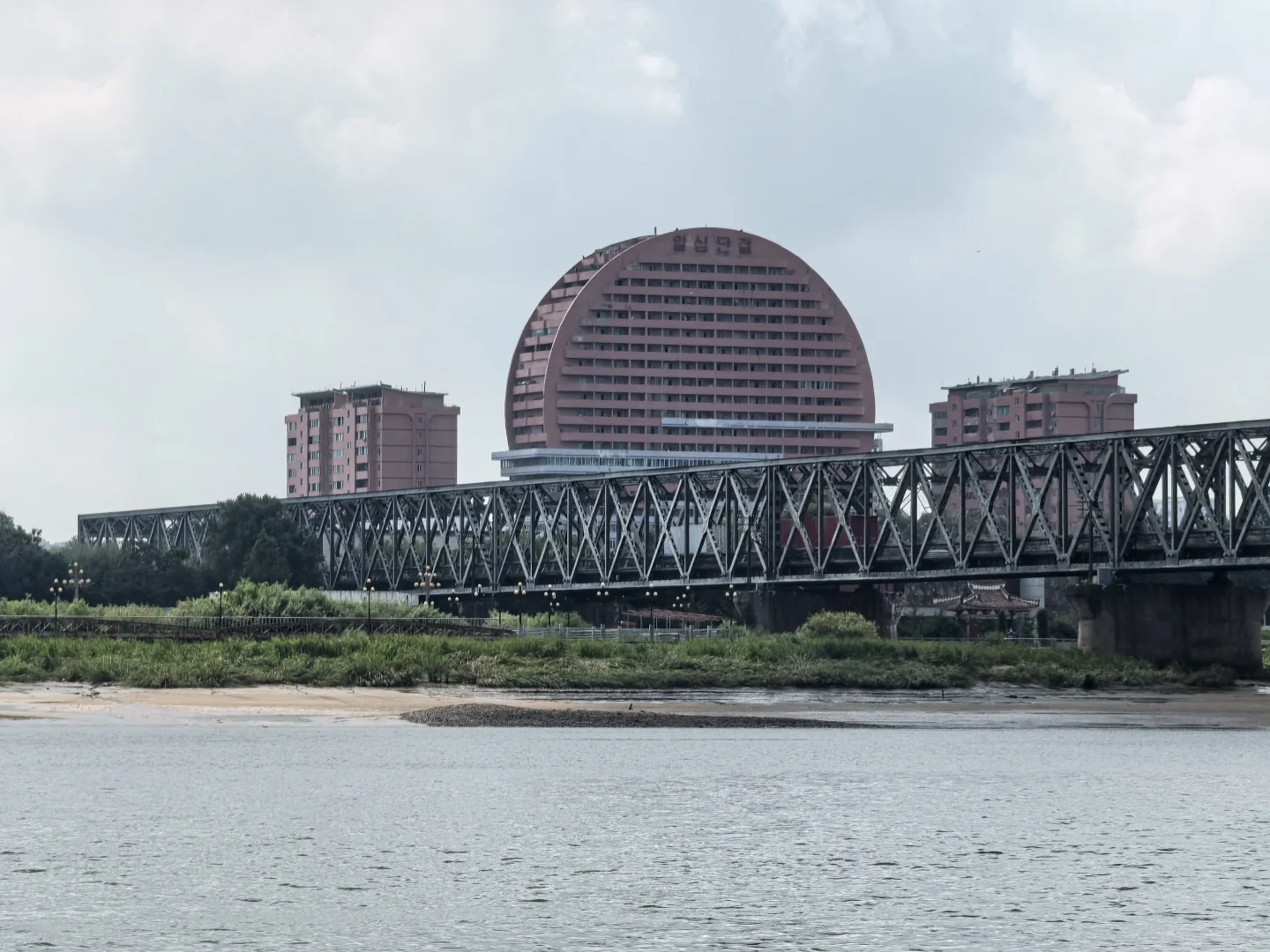 中朝边境的风景线：鸭绿江畔的现代化建筑