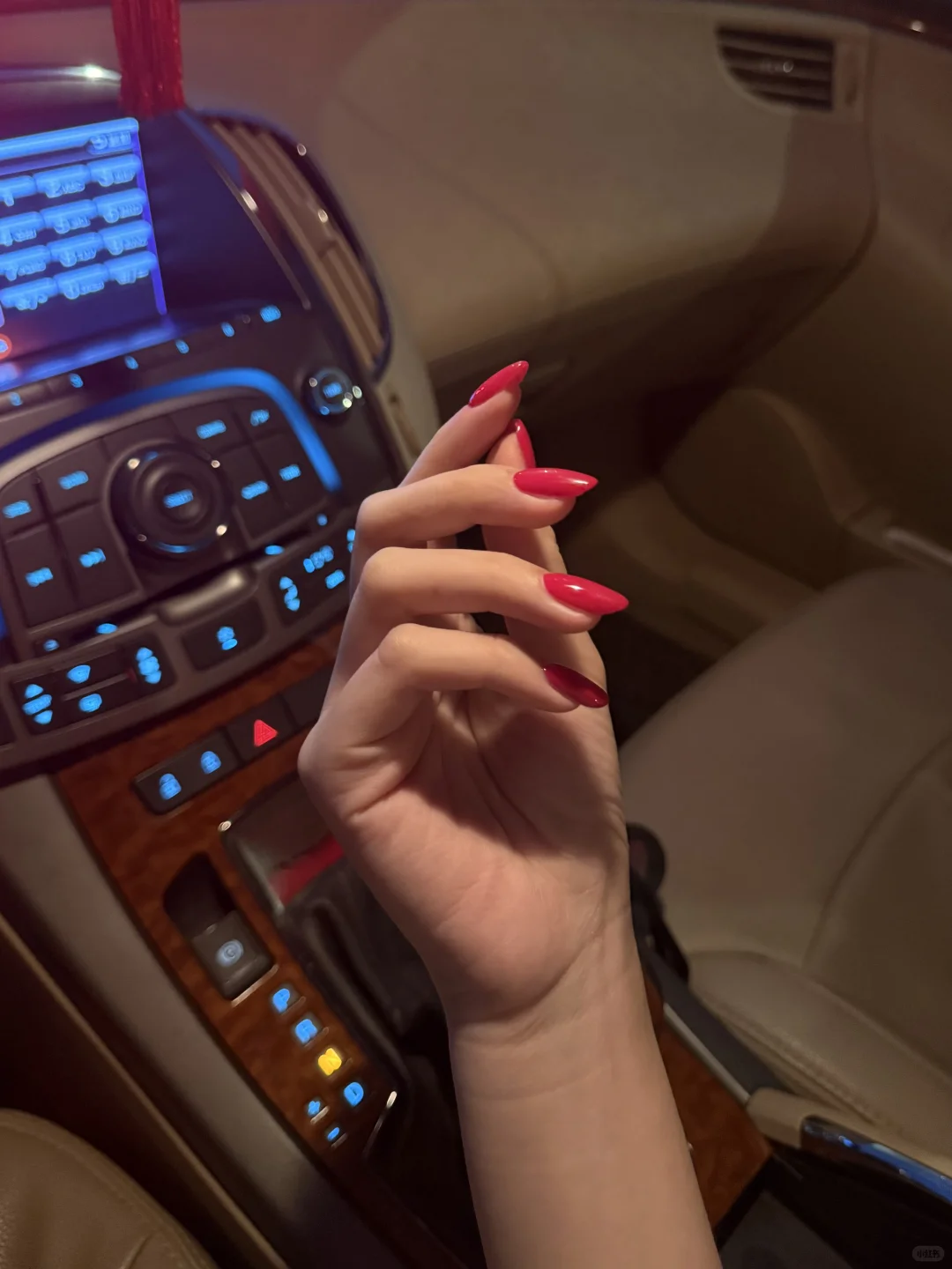 玫红色的指甲怎么可以这么好看！！！