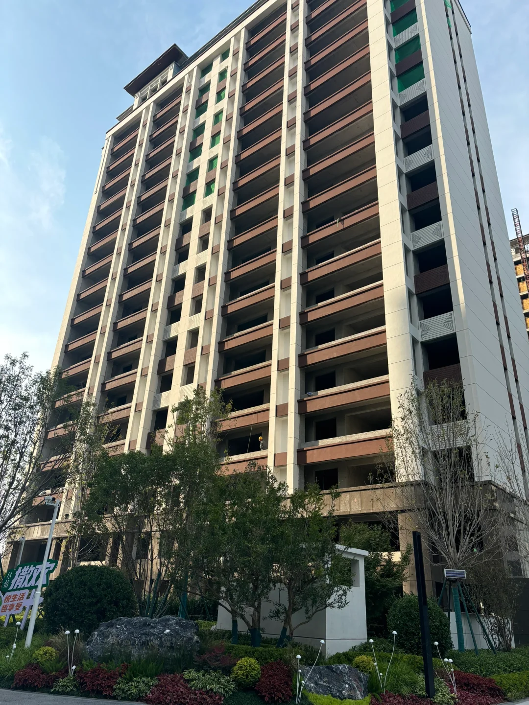 老公不在家，自己去买房
