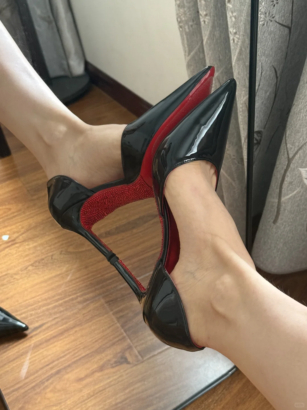 就是好喜欢高跟鞋呀👠还是红底水钻 真绝了