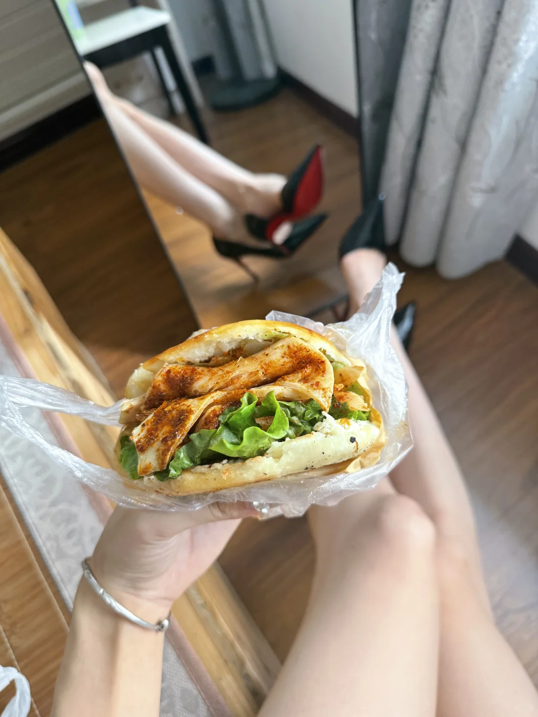 就是好喜欢高跟鞋呀👠还是红底水钻 真绝了
