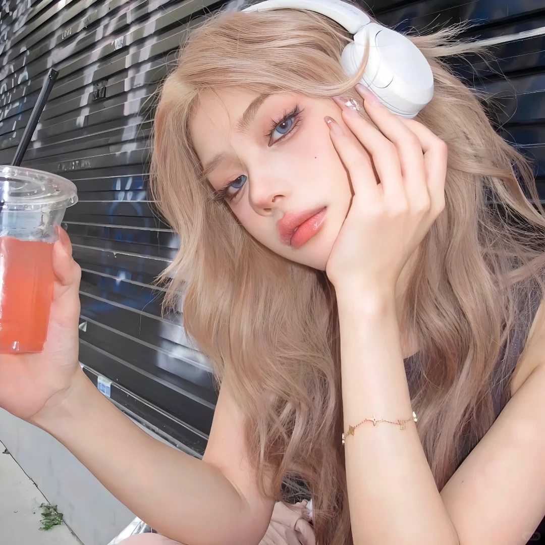 𝓦𝓮𝓒𝓱𝓪𝓽｜甜酷辣妹拽姐头像