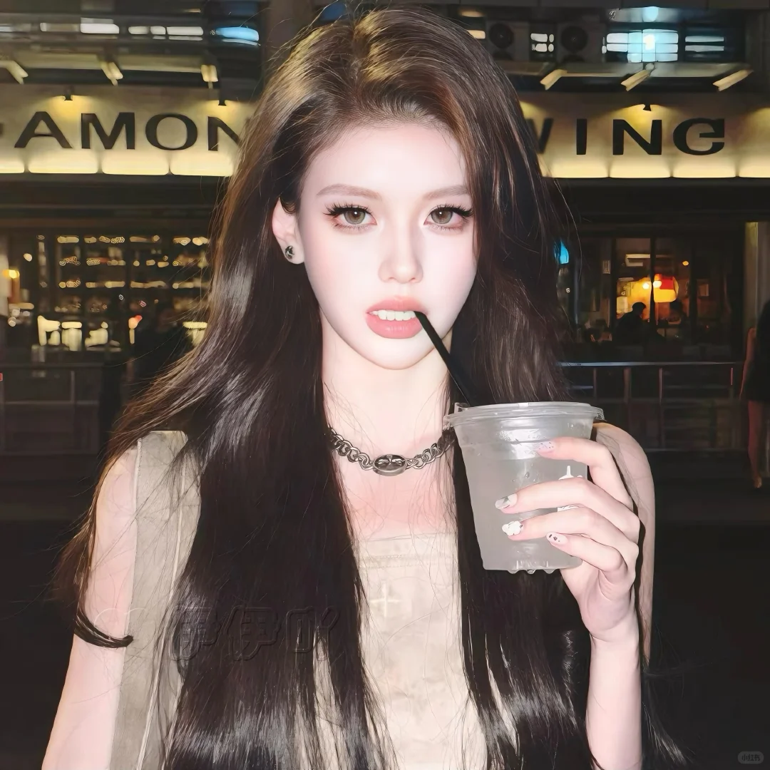 𝓦𝓮𝓒𝓱𝓪𝓽｜甜酷辣妹拽姐头像
