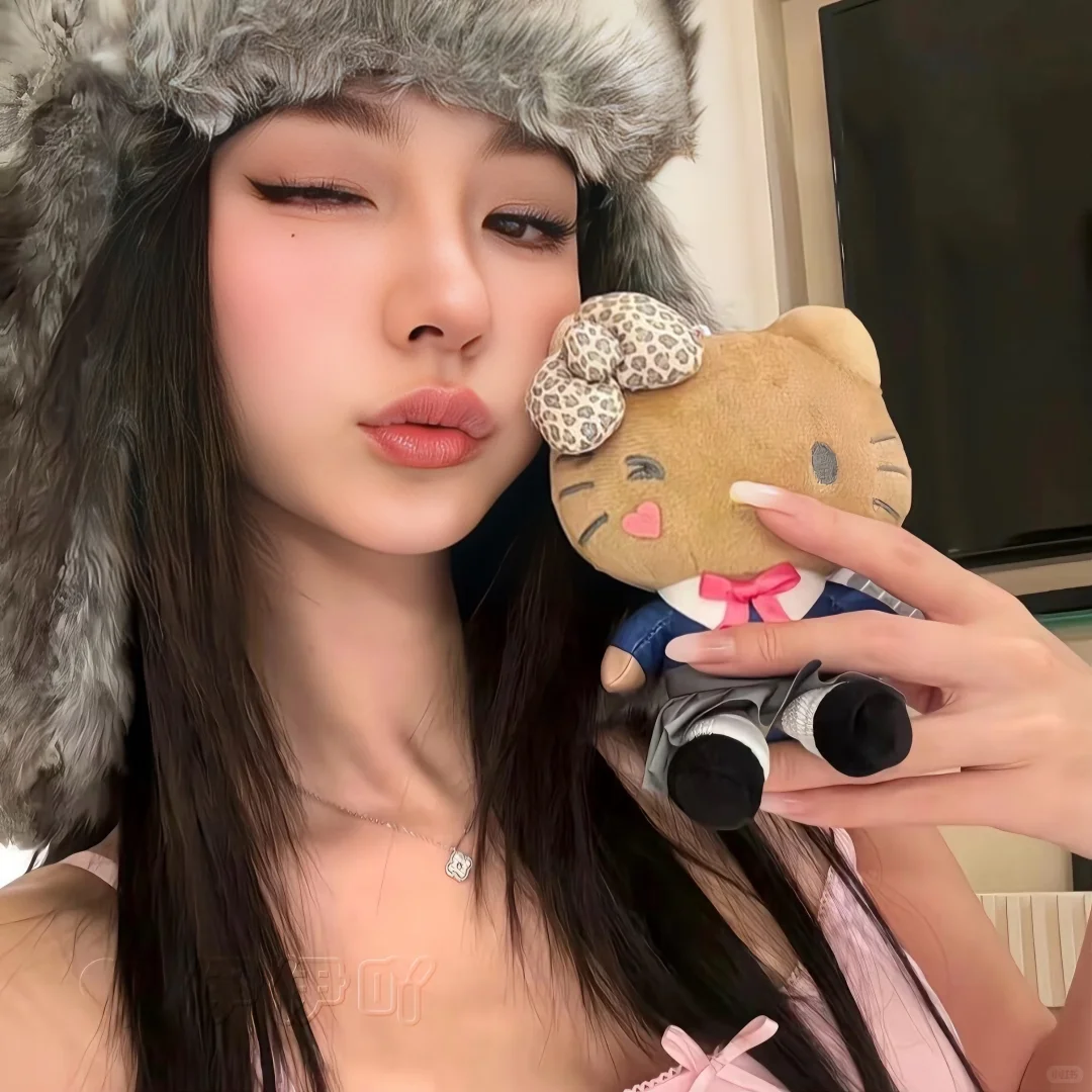𝓦𝓮𝓒𝓱𝓪𝓽｜甜酷辣妹拽姐头像
