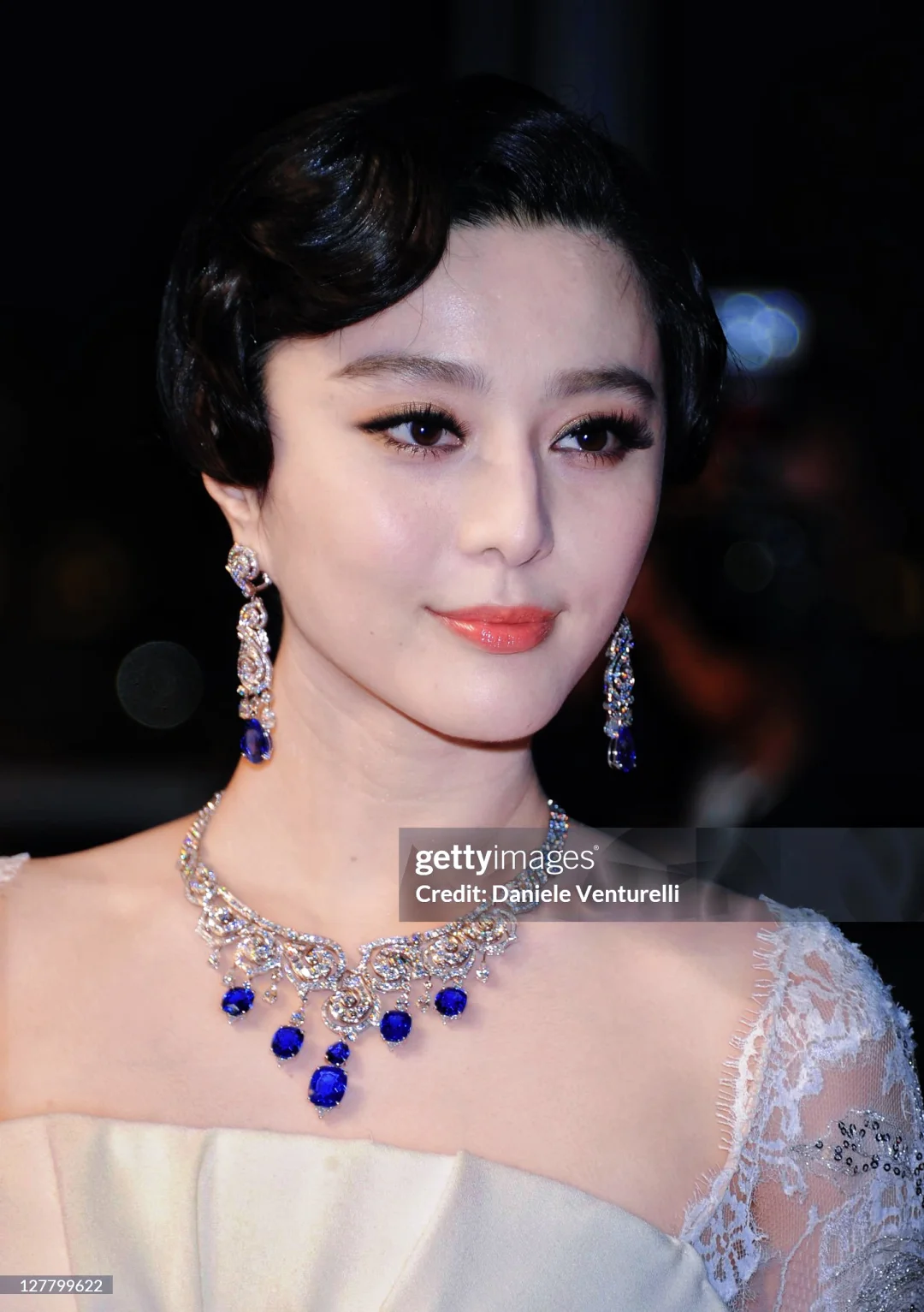 “光艳动天下。”