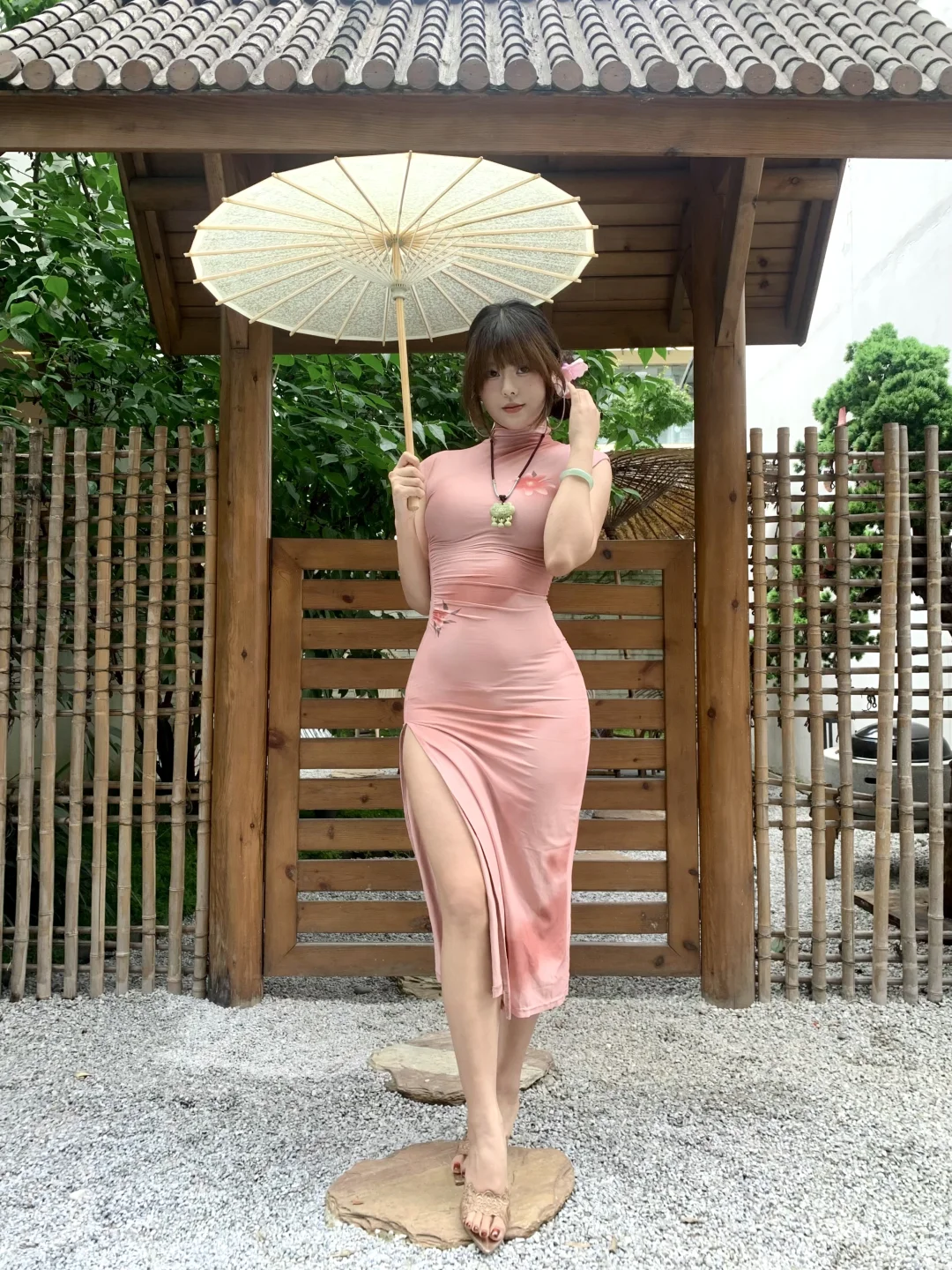像画报里的丰腴美女