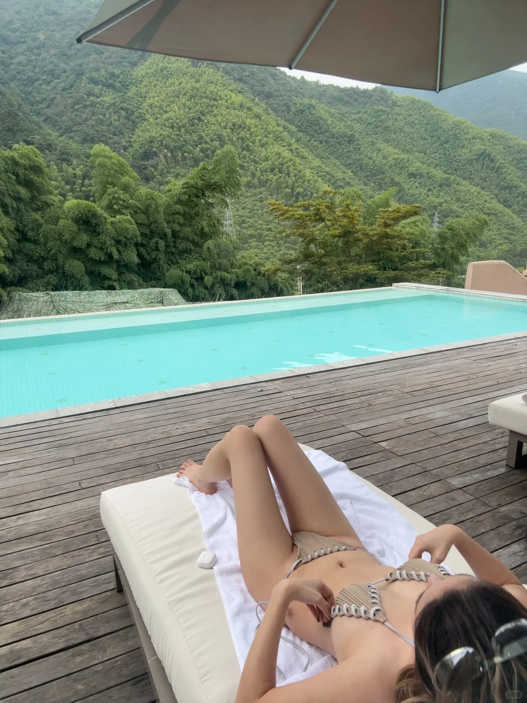 极简感比基尼👙配诧寂风民宿
