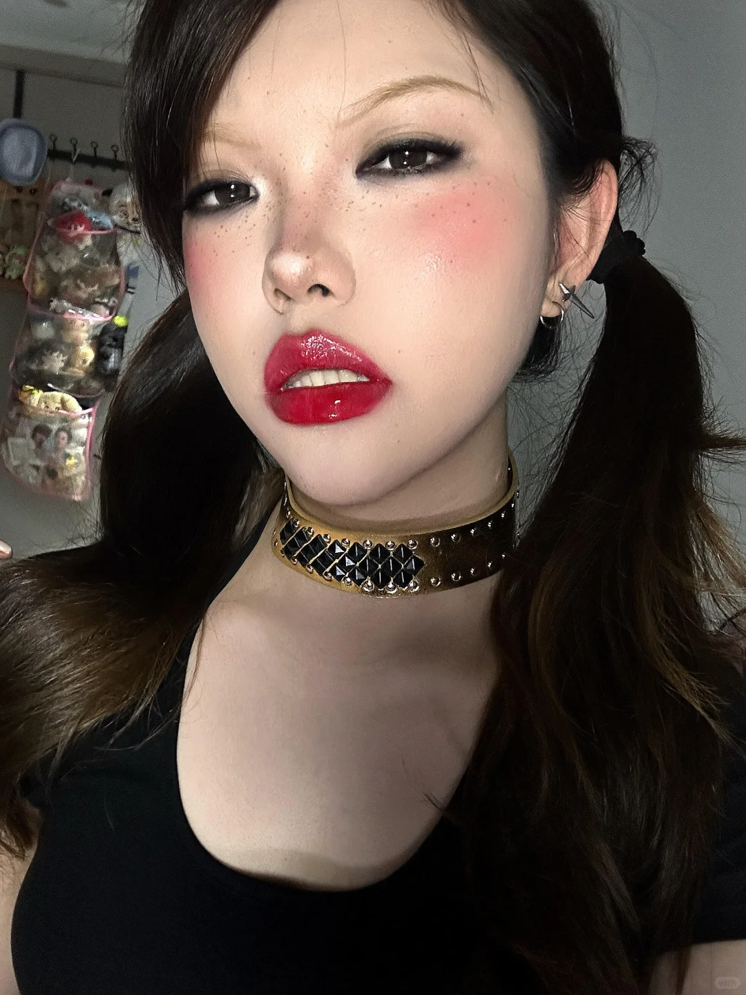 一位妖艳女子