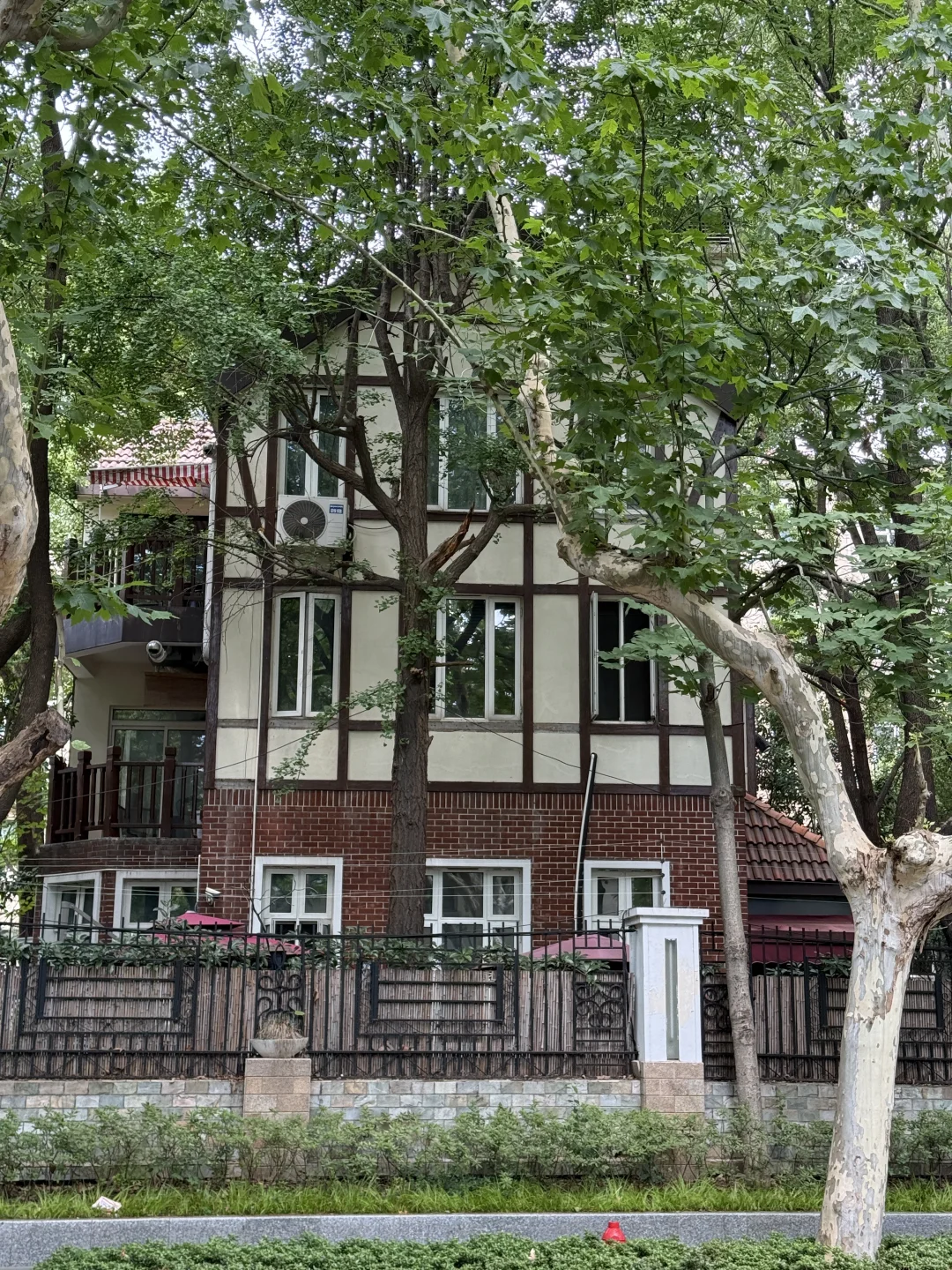 朋友竟然在新华路买到了32平带露台house