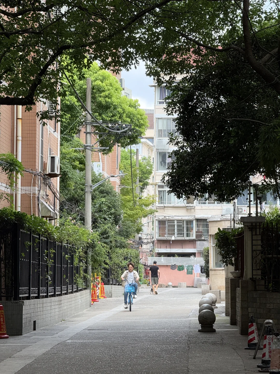 朋友竟然在新华路买到了32平带露台house