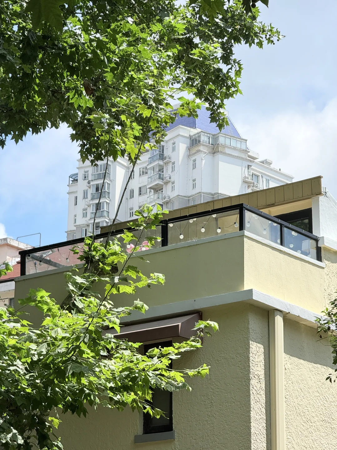 朋友竟然在新华路买到了32平带露台house