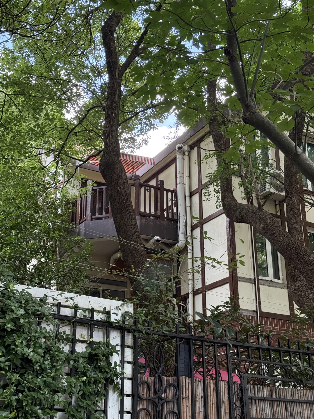 朋友竟然在新华路买到了32平带露台house