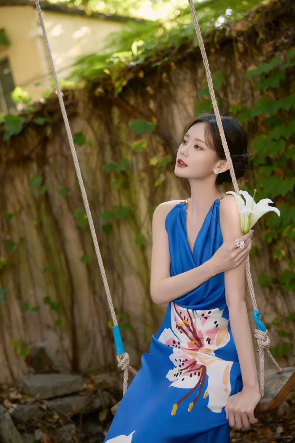 李一桐 深V蓝裙 美背魅惑