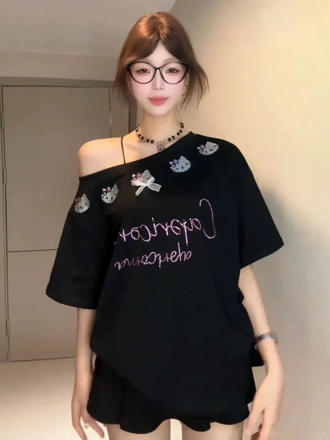 🖤微胖甜辣妹必备！烫钻斜肩短袖太绝了。