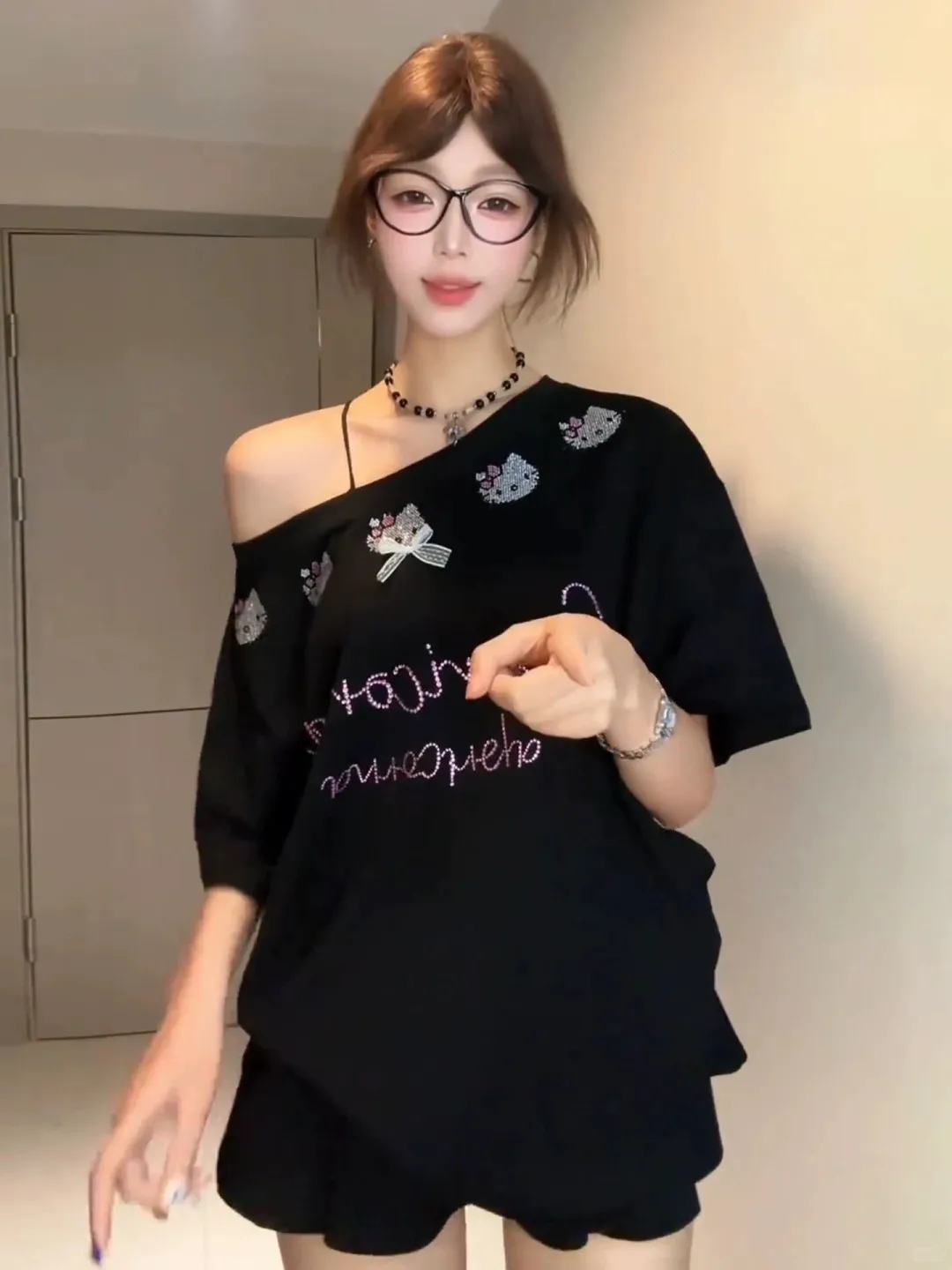 🖤微胖甜辣妹必备！烫钻斜肩短袖太绝了。