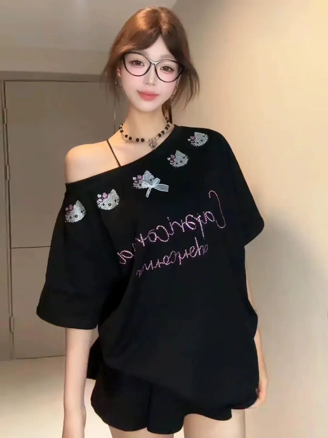 🖤微胖甜辣妹必备！烫钻斜肩短袖太绝了。