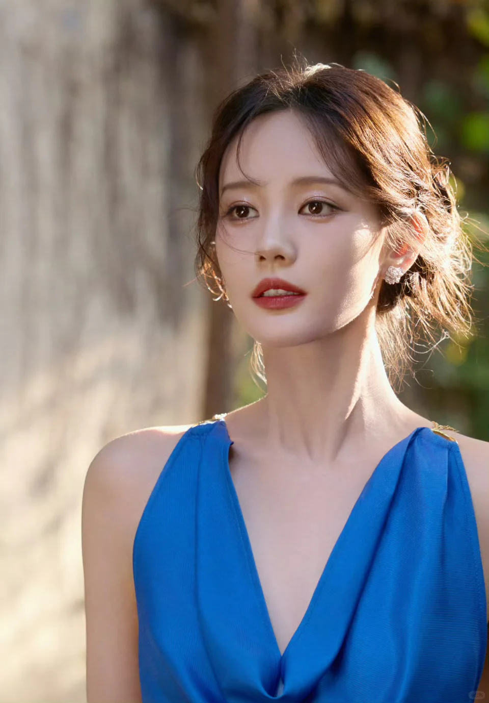 李一桐 深V蓝裙 美背魅惑