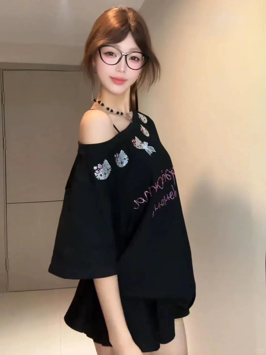 🖤微胖甜辣妹必备！烫钻斜肩短袖太绝了。