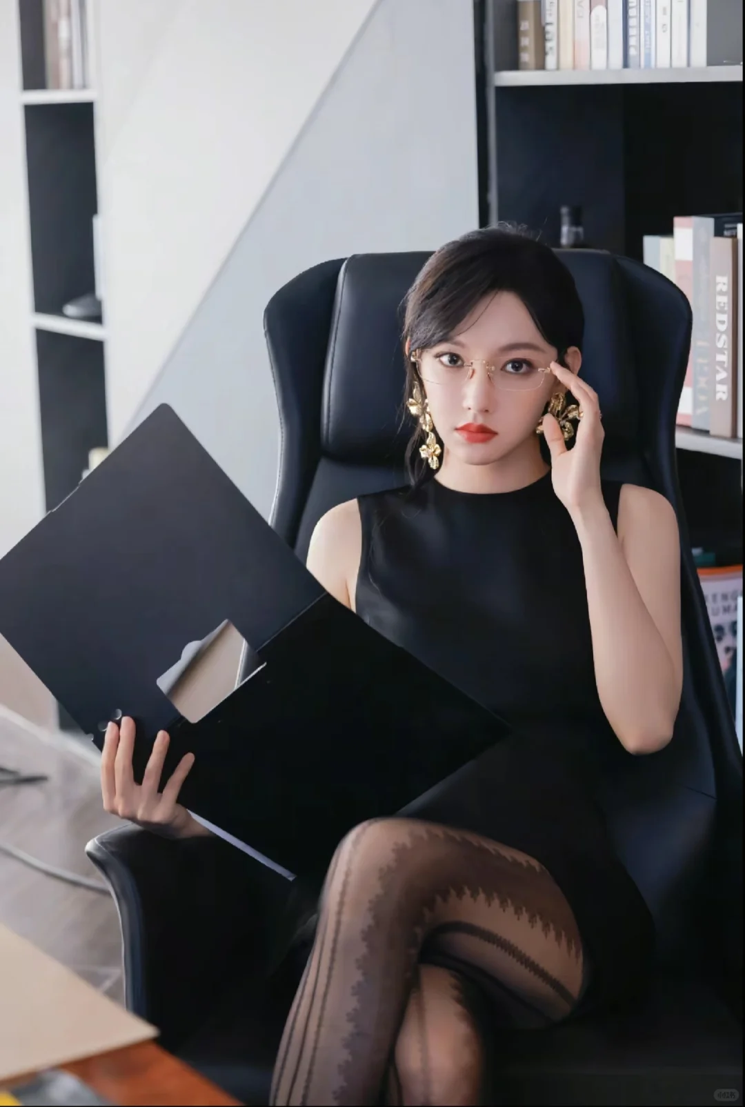 盘点那些魅惑众生的氛围感美女黑丝
