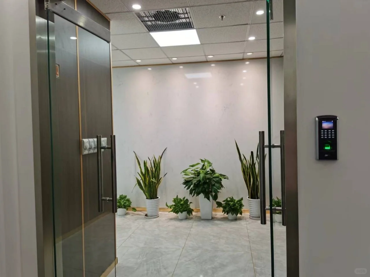 招商局大厦办公室出租，168㎡毛坯空间等你