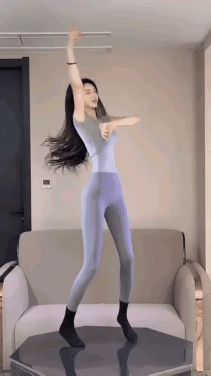  谁懂！美女在家跳舞的松弛感绝了