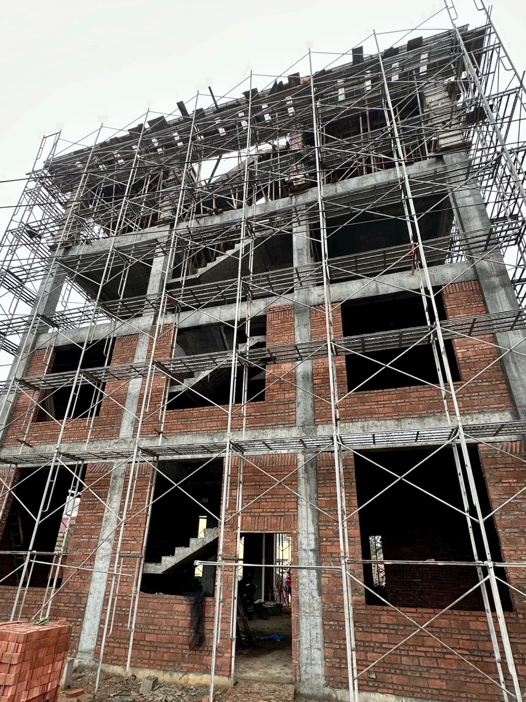 农村自建房主体框架马上就要封顶啦，砌砖中