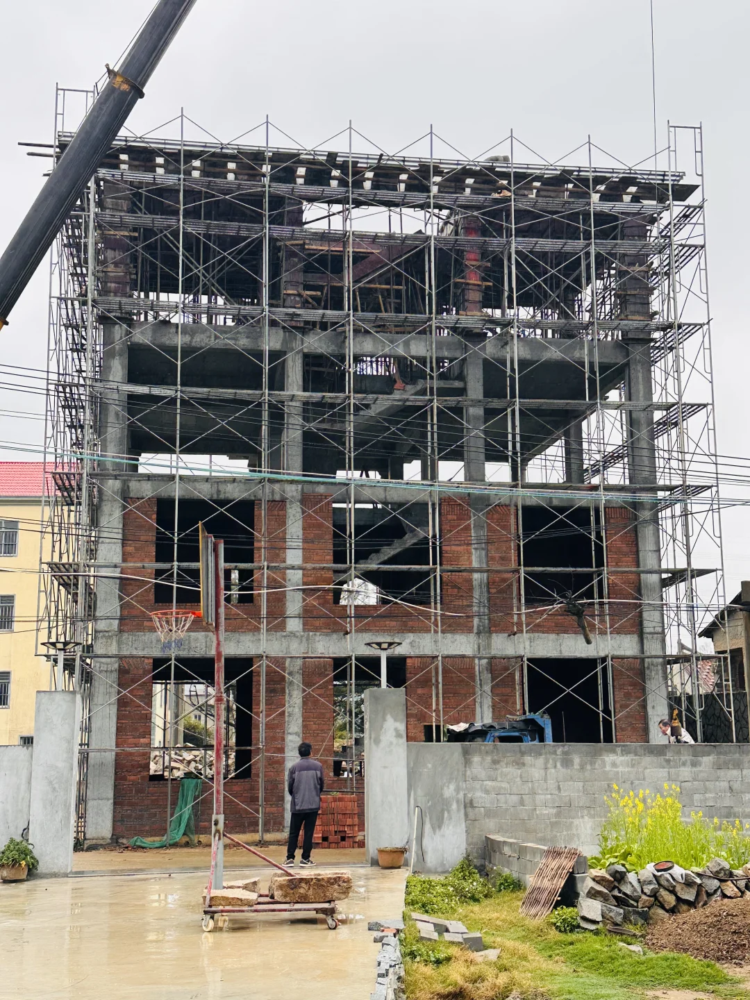 农村自建房主体框架马上就要封顶啦，砌砖中