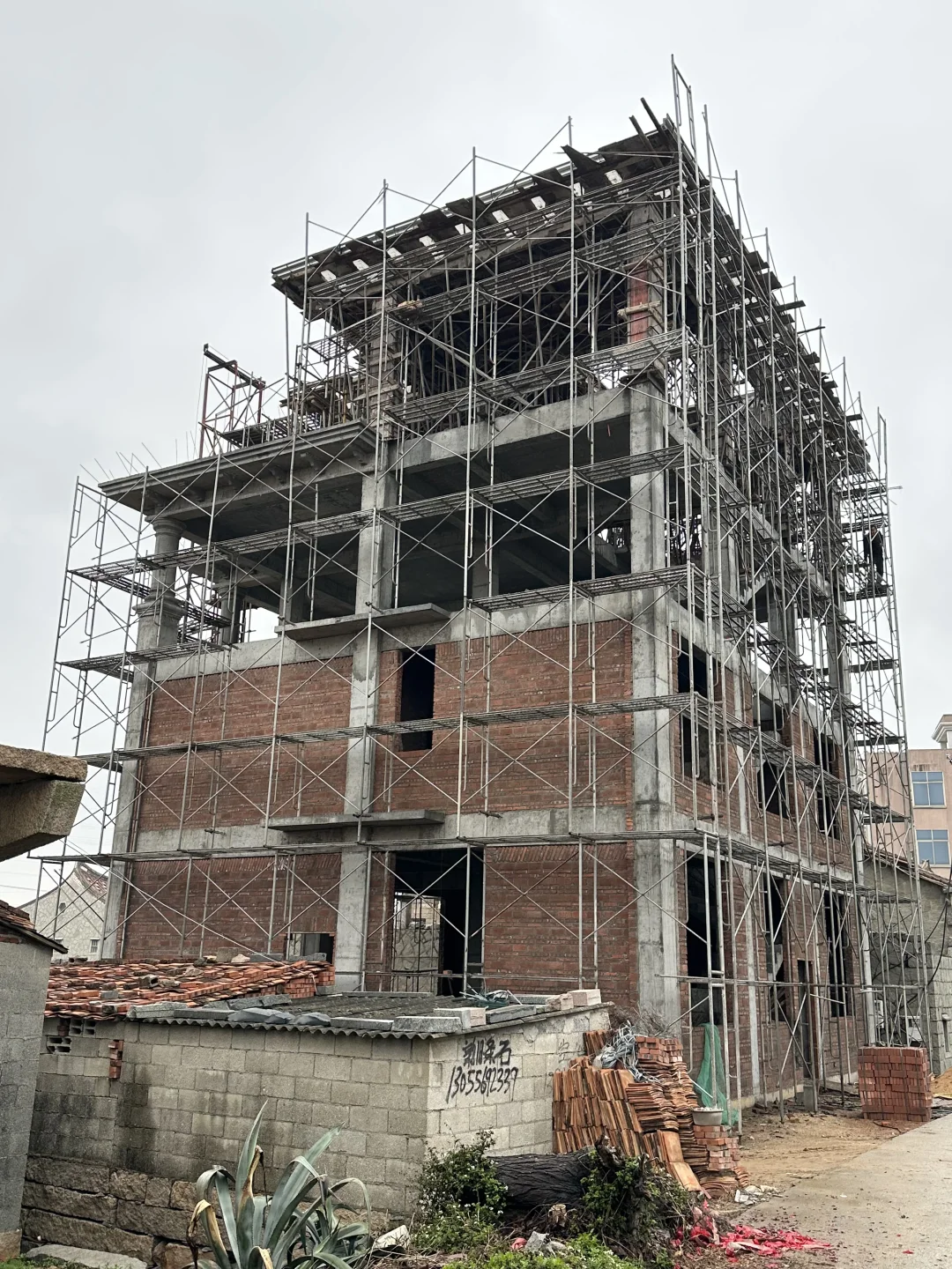 农村自建房主体框架马上就要封顶啦，砌砖中