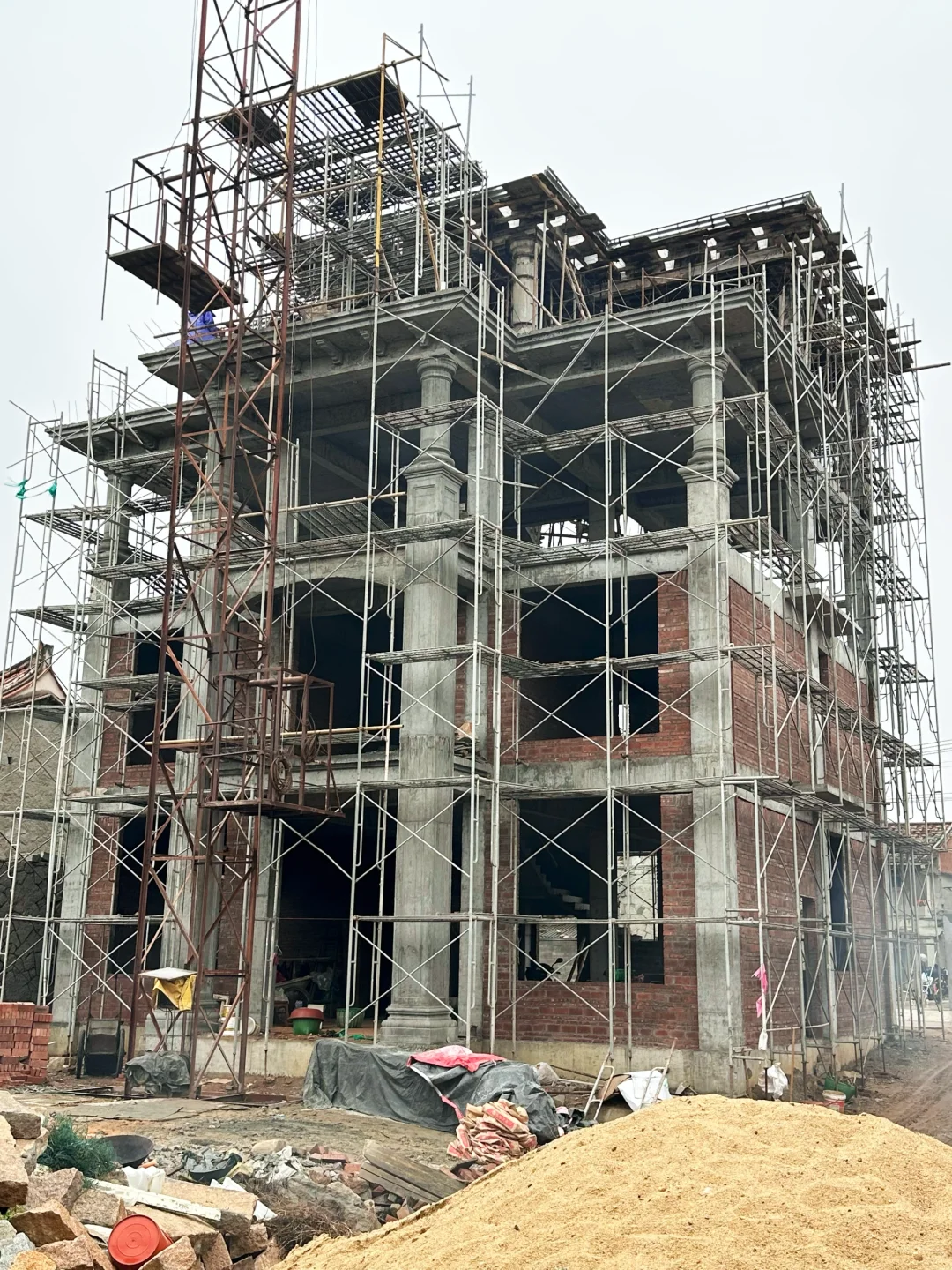 农村自建房主体框架马上就要封顶啦，砌砖中