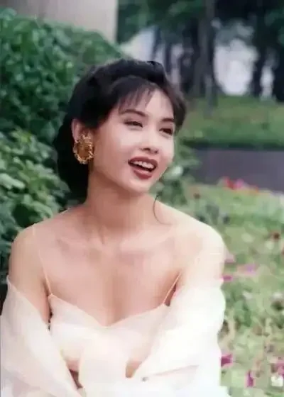 邱淑贞经典写真太惊艳，火辣身材迷倒众人