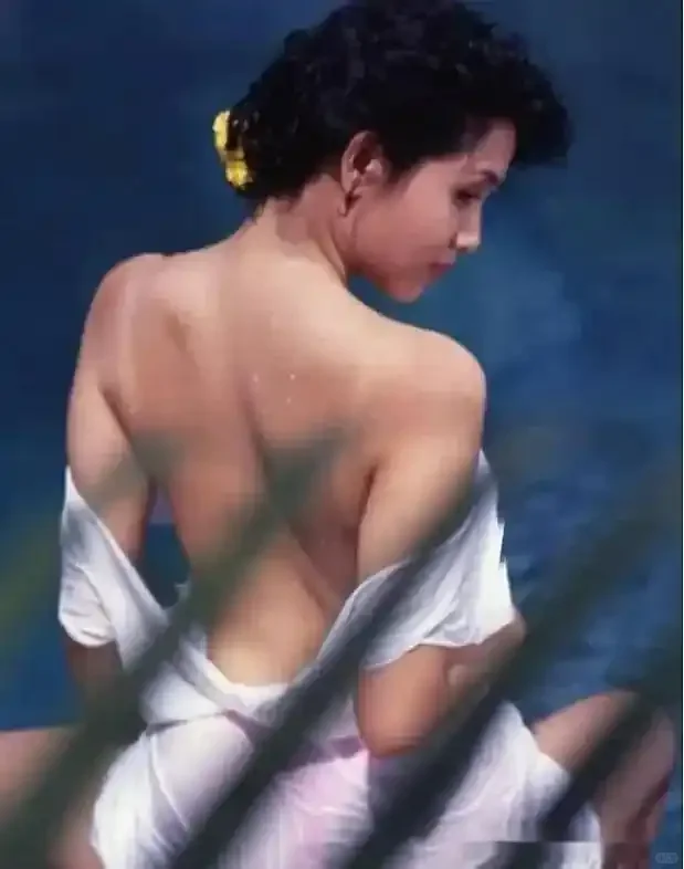 邱淑贞经典写真太惊艳，火辣身材迷倒众人