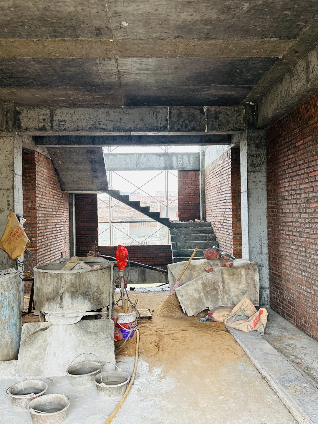 农村自建房主体框架马上就要封顶啦，砌砖中