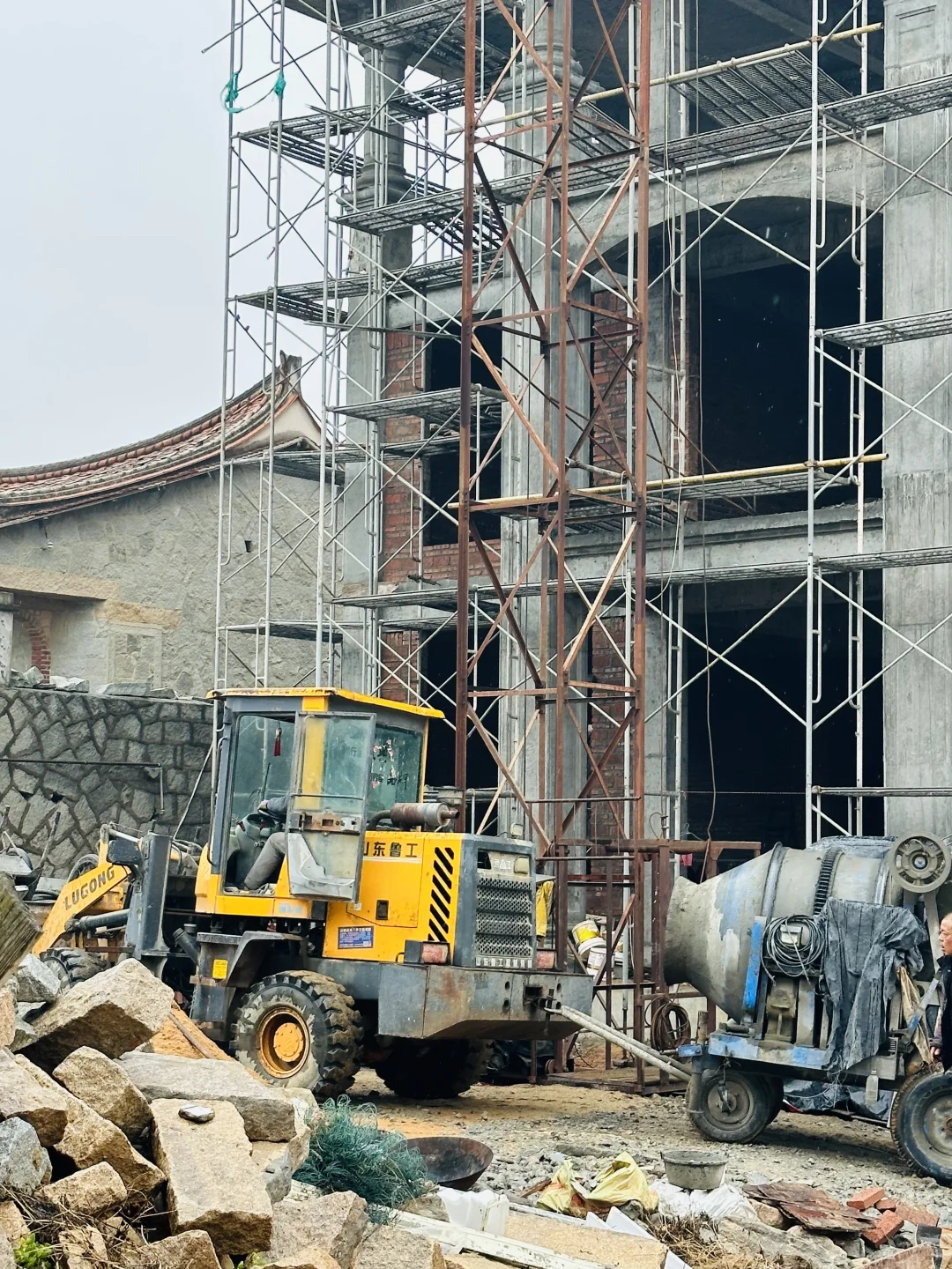 农村自建房主体框架马上就要封顶啦，砌砖中