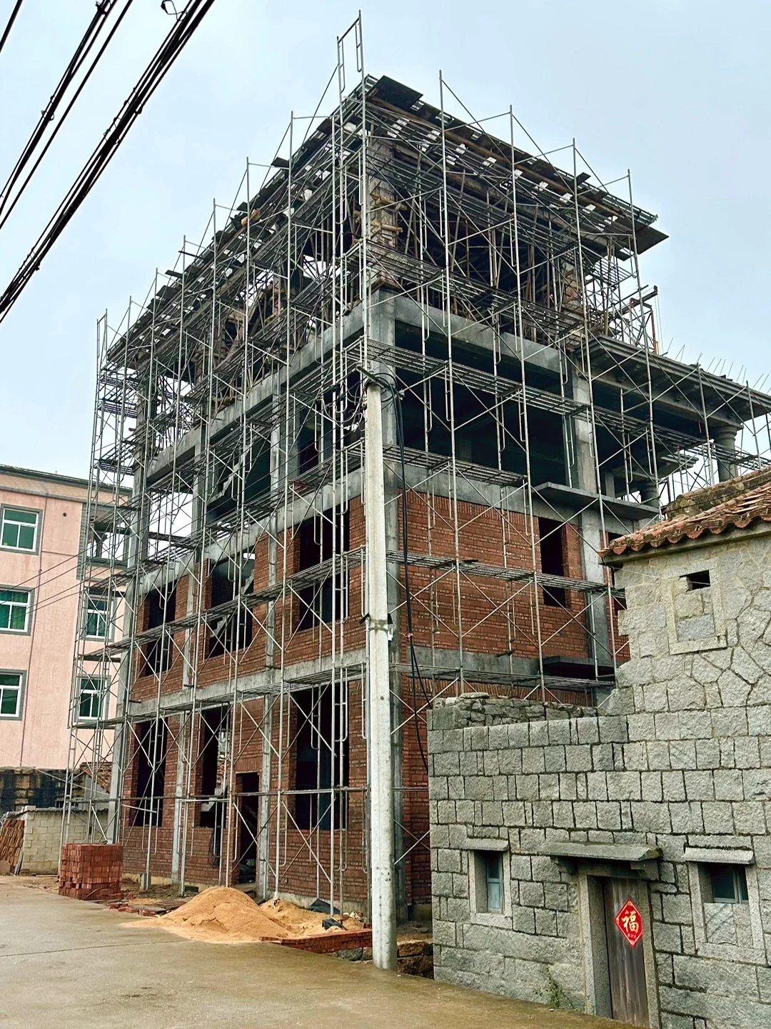 农村自建房主体框架马上就要封顶啦，砌砖中