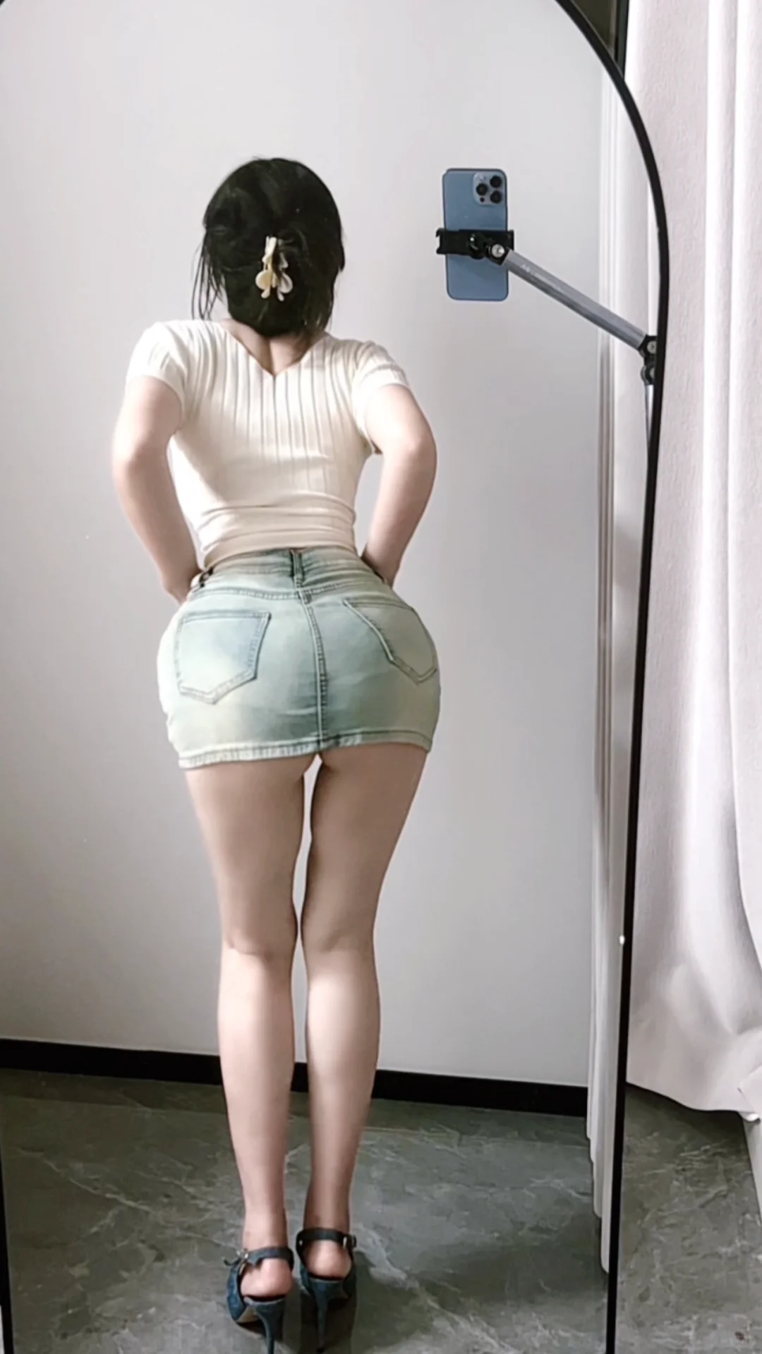 左滑转身看小裙子