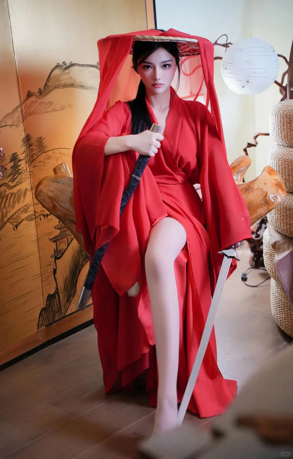 绛色霓裳的女子将丝滑柔美揉进侠者风骨！
