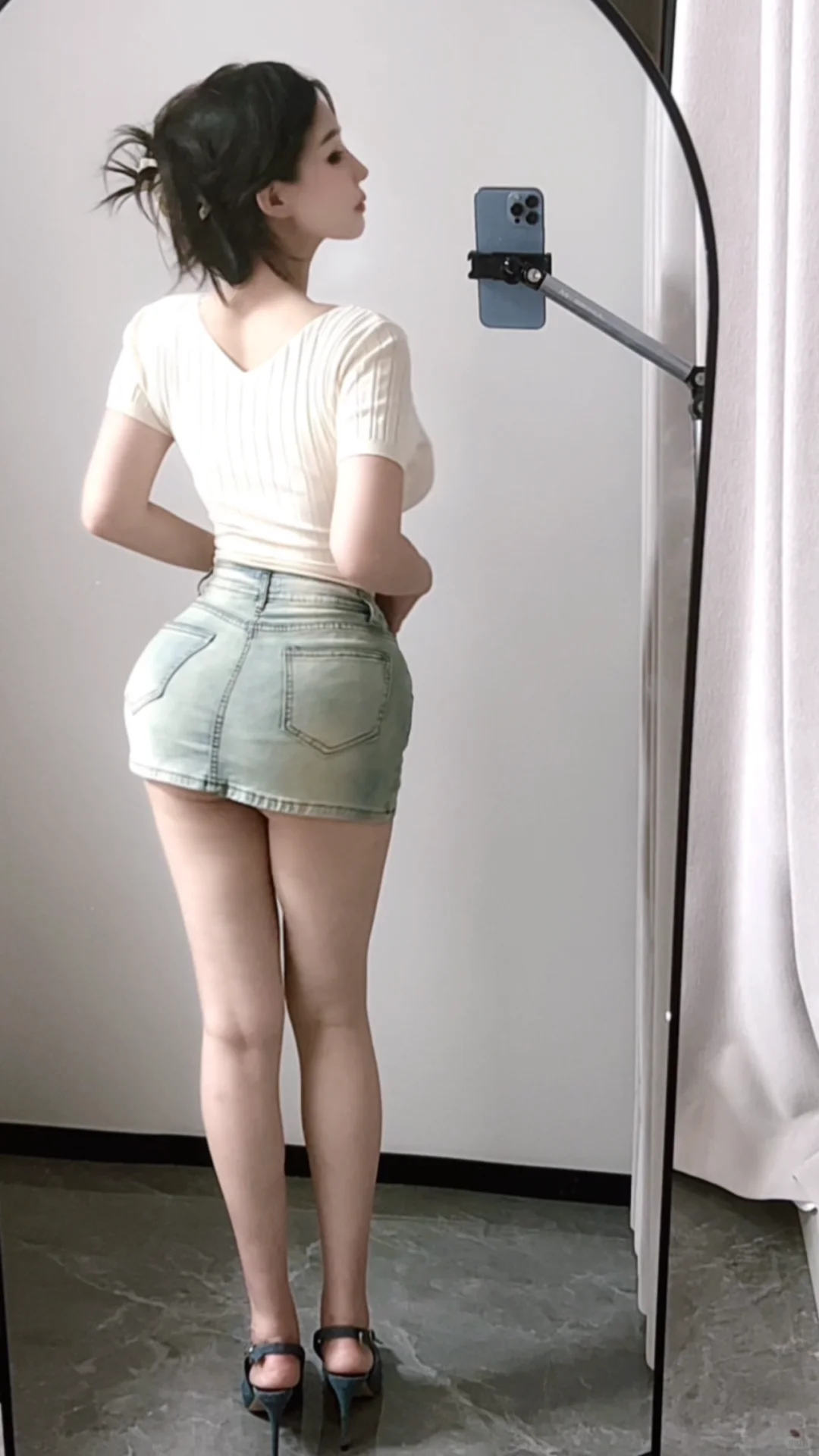 左滑转身看小裙子