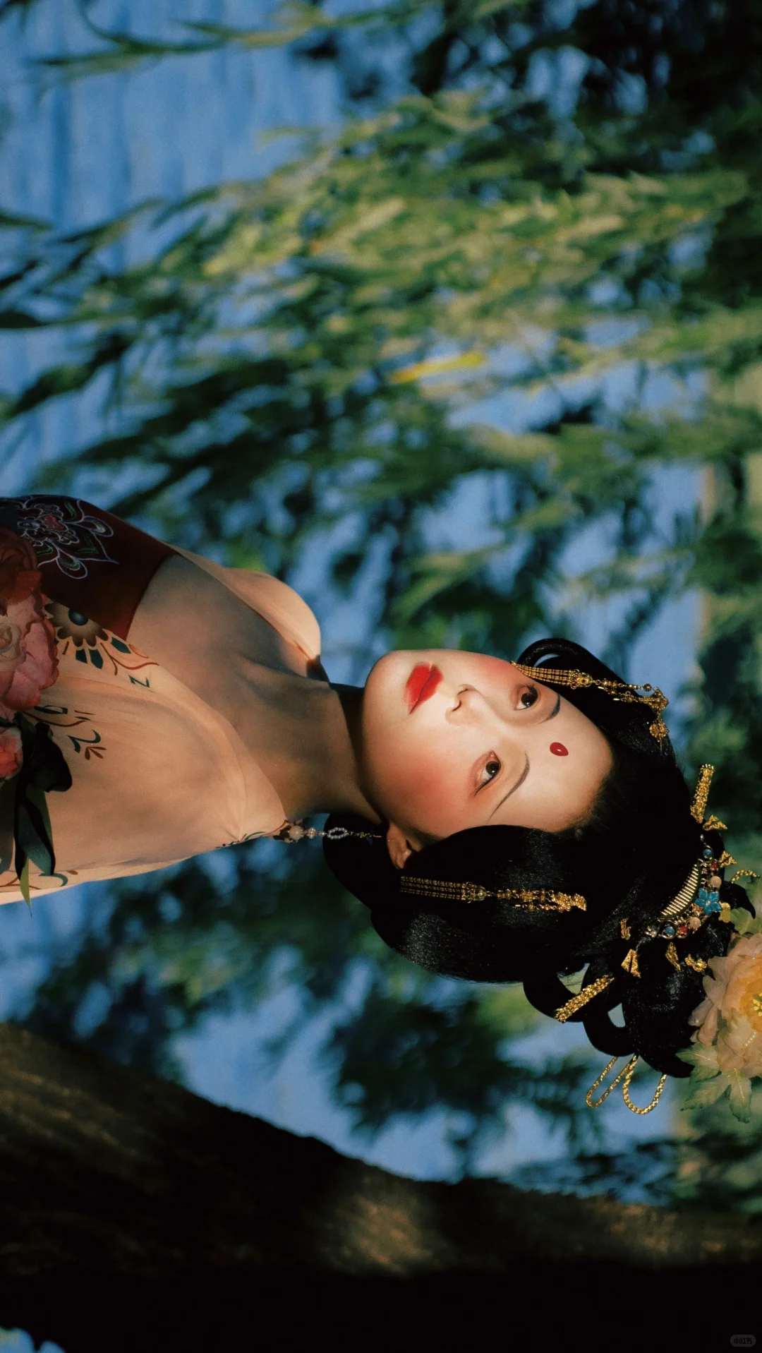 美人如是，媚眼如丝
