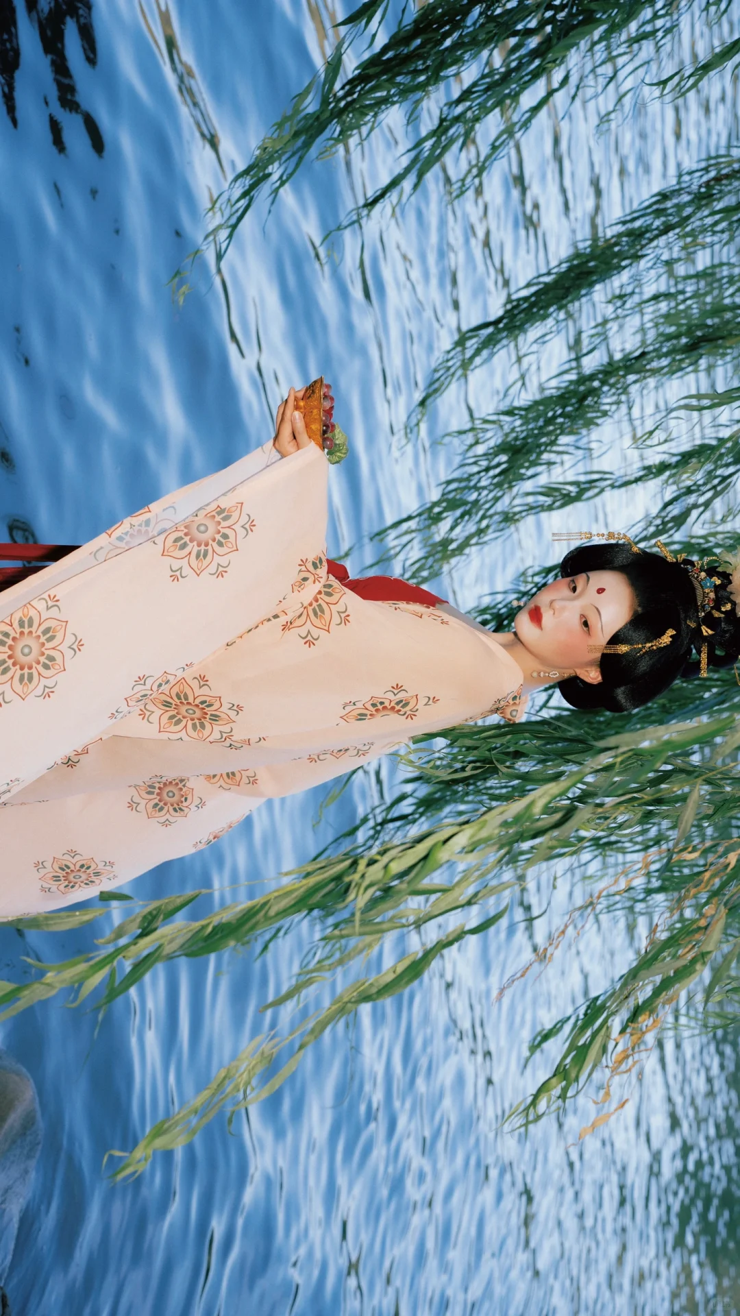 美人如是，媚眼如丝